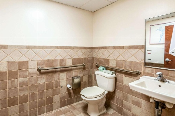 Econo Lodge Inn & Suites Middletown image 15