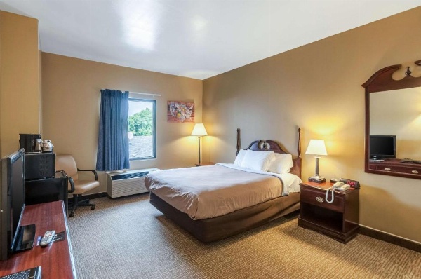 Econo Lodge Inn & Suites Middletown image 21