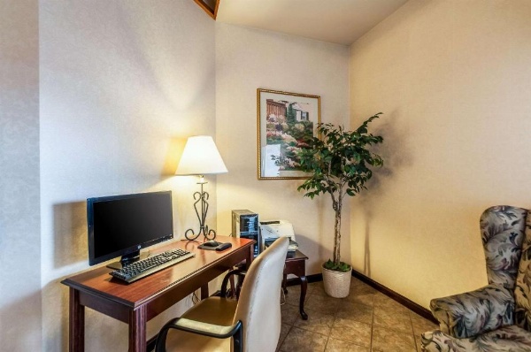 Econo Lodge Inn & Suites Middletown image 25