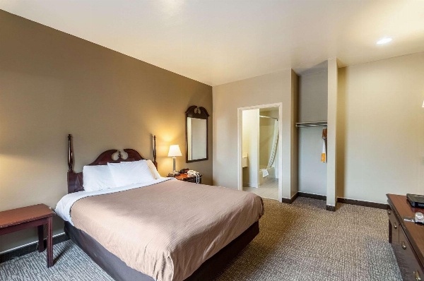 Econo Lodge Inn & Suites Middletown image 6